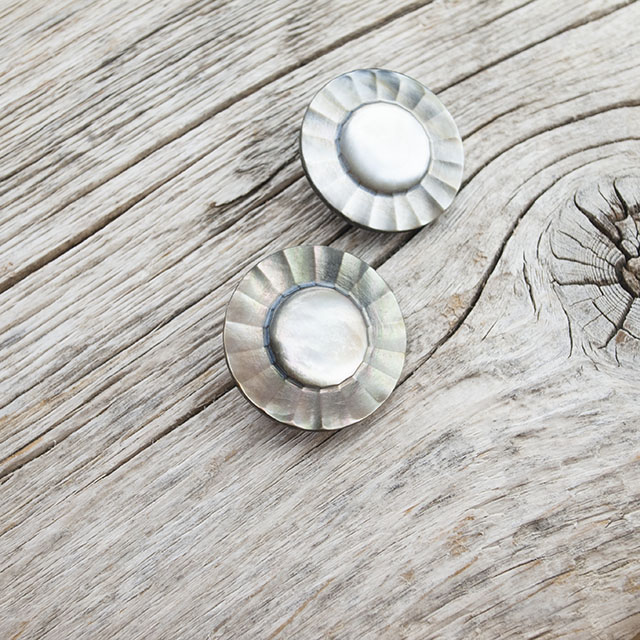 黒蝶貝ボタン　花のボタン