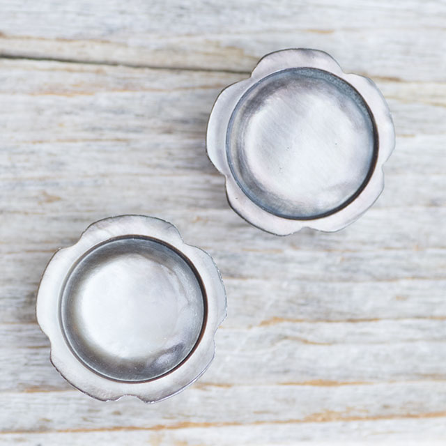 *限定品*【花の形のボタン(足付き)】黒蝶貝シェルボタン#bt050 1穴18mm