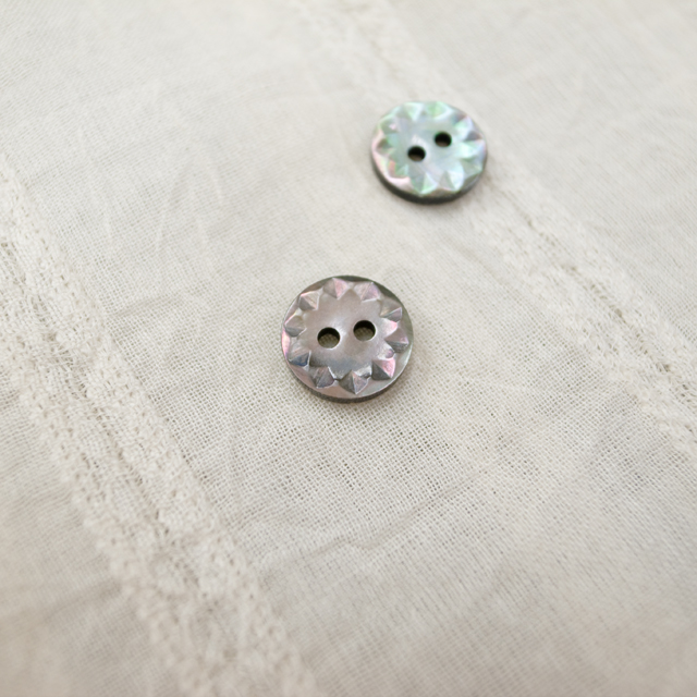 【丸型(デザイン 花切子)】黒蝶貝ボタン#bt061 2穴 10mm