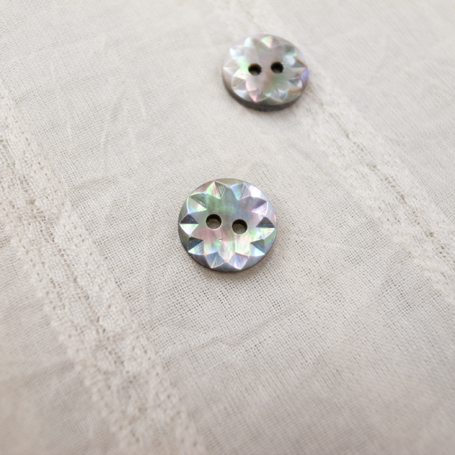 【丸型(デザイン 花切子)】黒蝶貝ボタン#bt061 2穴11.5mm