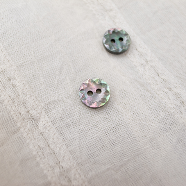 【丸型(デザイン 花切子)】黒蝶貝ボタン#bt061 2穴 9mm