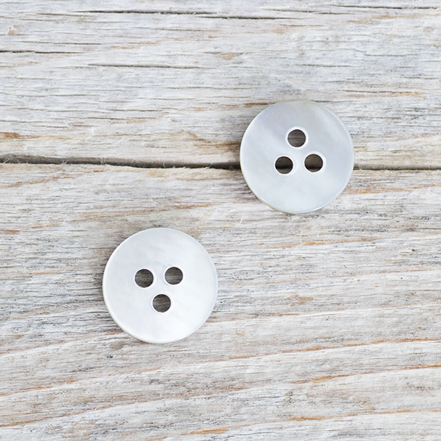 【3穴の貝ボタン】黒蝶貝ボタン#bt117 3穴11.5mm