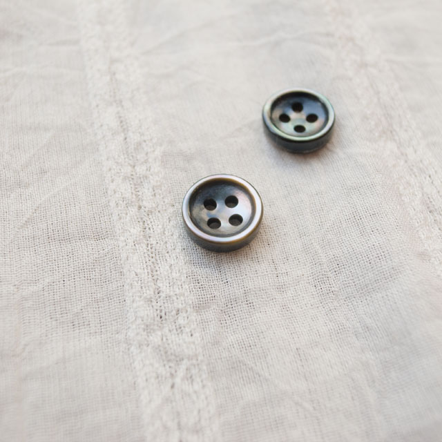 【厚みのあるボタン(3mm厚)】黒蝶貝貝ボタン#bt131 4穴10mm