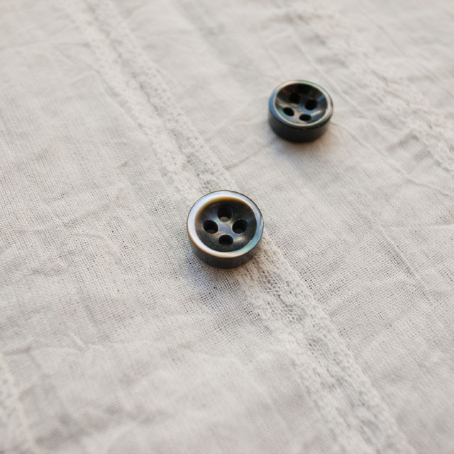 【厚みのあるボタン(4mm厚)】黒蝶貝貝ボタン#bt131 4穴10mm