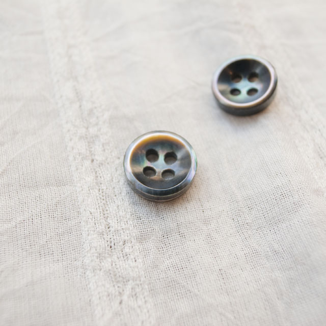 【厚みのあるボタン(3mm厚)】黒蝶貝貝ボタン#bt131 4穴11.5mm