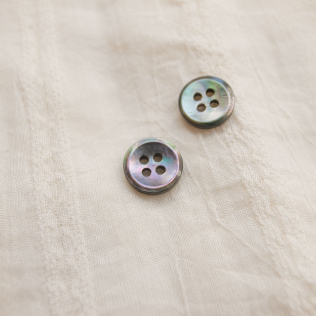 【丸型(定番 シンプルデザイン)】黒蝶貝ボタン#bt137 4穴11.5mm