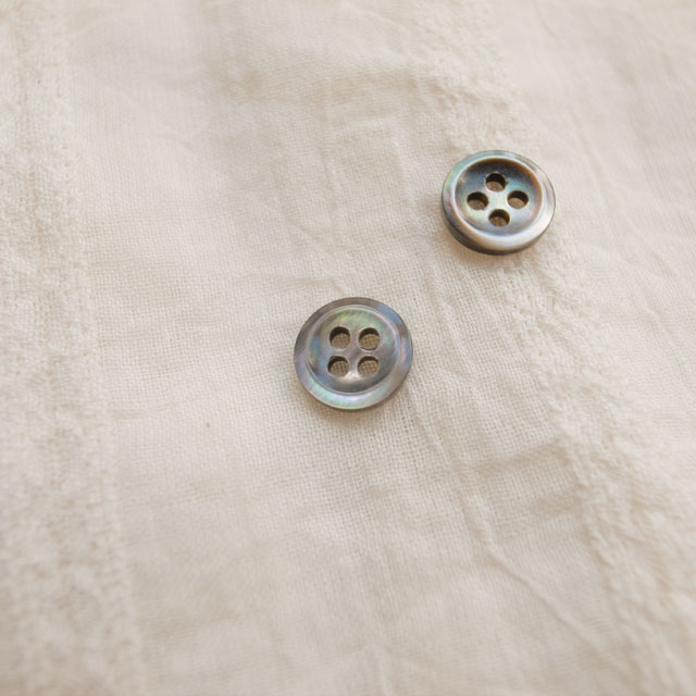 【丸型(定番 シンプルデザイン)】黒蝶貝ボタン#bt137 4穴9mm