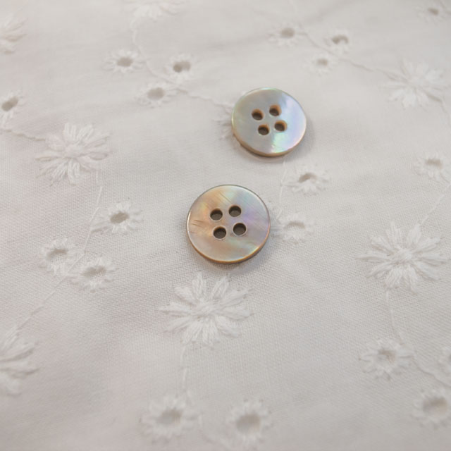 【丸型(定番)】茶蝶貝ボタン#00100 4穴11.5mm