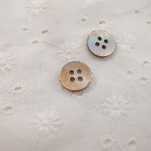 【丸型(定番)】茶蝶貝ボタン#00100 4穴13mm