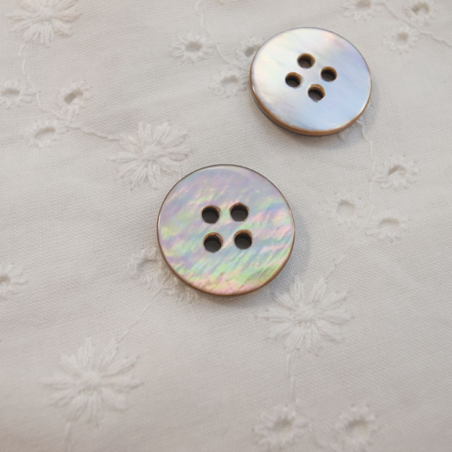 【丸型(定番)】茶蝶貝ボタン#00100 4穴18mm