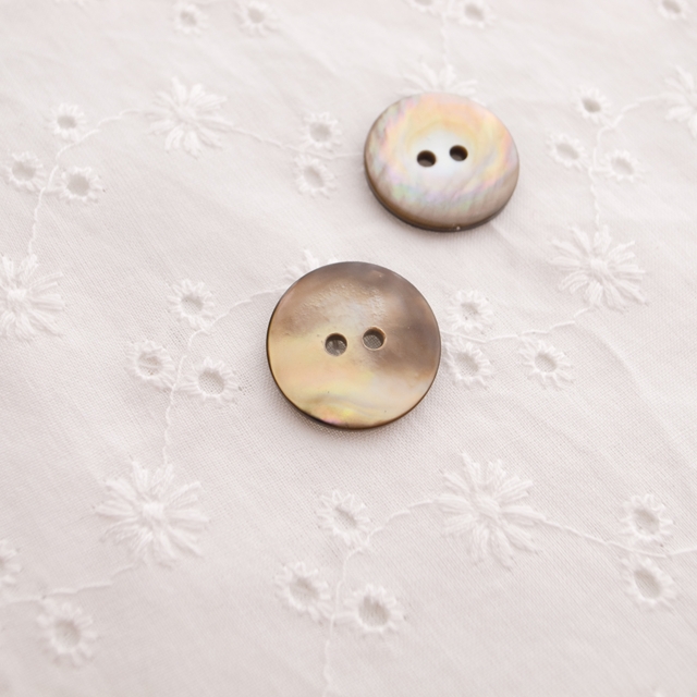 【丸型(定番)】茶蝶貝 貝ボタン#00150 2穴18mm