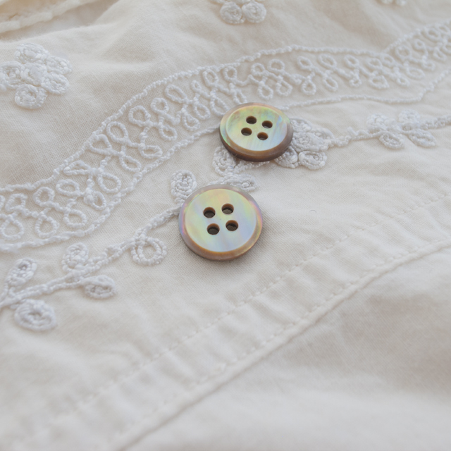 【茶蝶貝ボタン（定番）】＃BT014 4穴 13mm