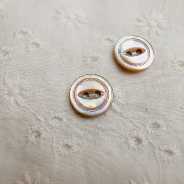 【丸型(デザイン キャッツアイ)】茶蝶貝ボタン#bt038 2穴13mm