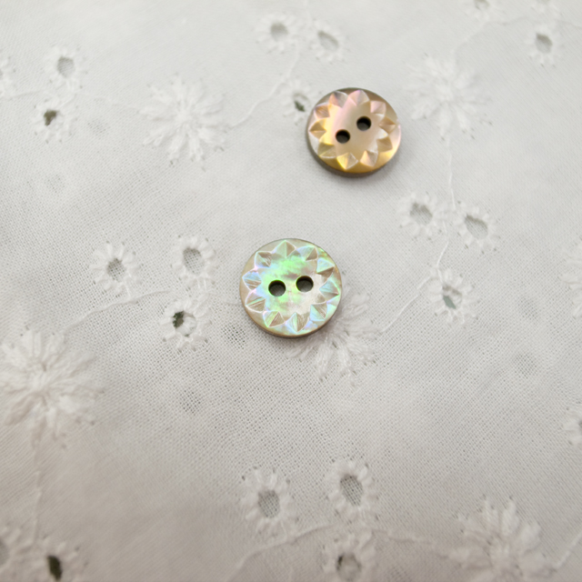 【丸型(デザイン 花切子)】茶蝶貝ボタン#bt061 2穴10mm