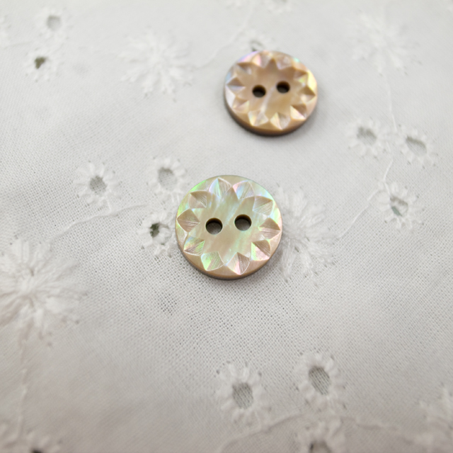 【丸型(デザイン 花切子)】茶蝶貝ボタン#bt061 2穴11.5mm