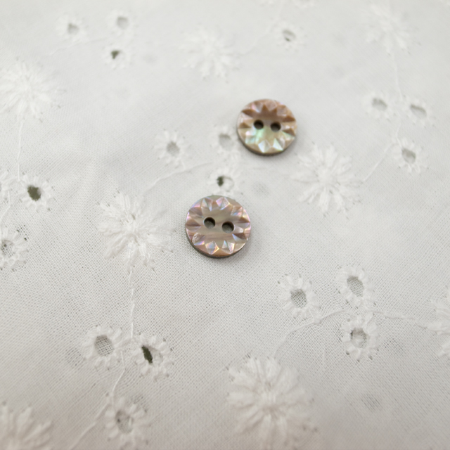 【丸型(デザイン 花切子)】茶蝶貝ボタン#bt061 2穴9mm