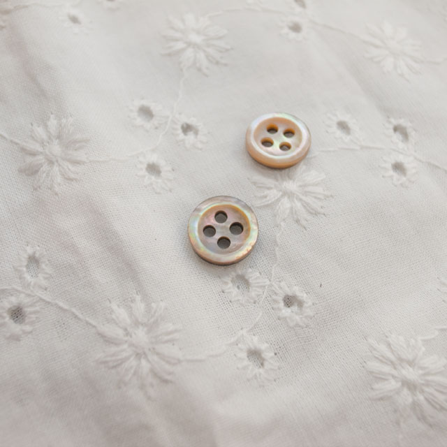 【丸型(定番 シンプルデザイン)】茶蝶貝ボタン#bt137 4穴9mm