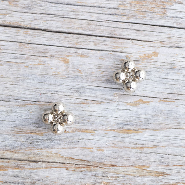 【花の形のボタン】スモールメタルボタン ＃BT250 １穴 9mm C/#UG ゴールド