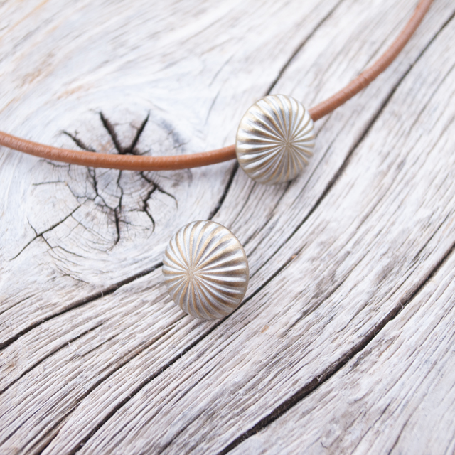 コンチョボタン