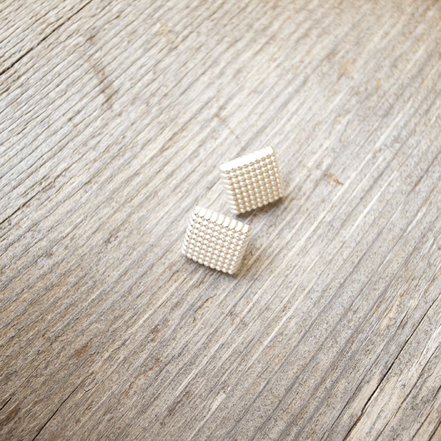 四角いメタルボタン