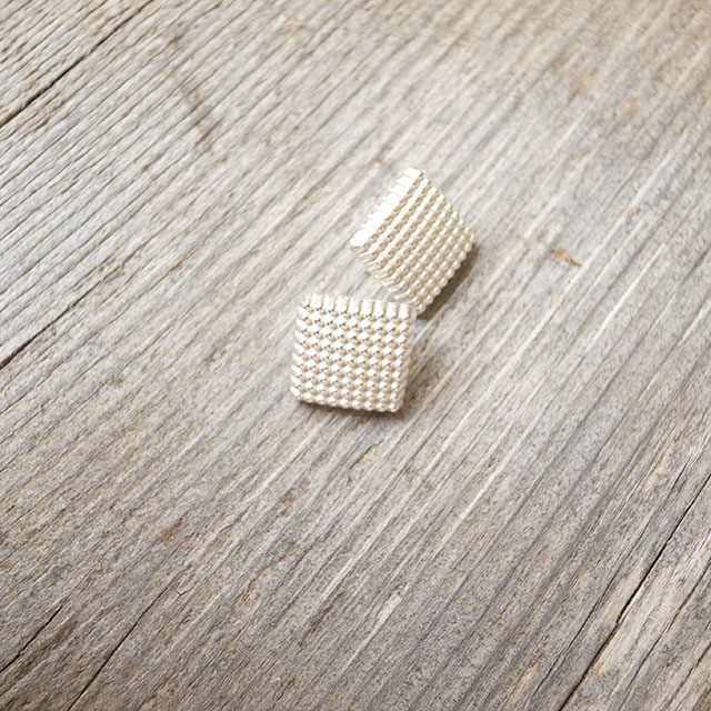 四角いメタルボタン