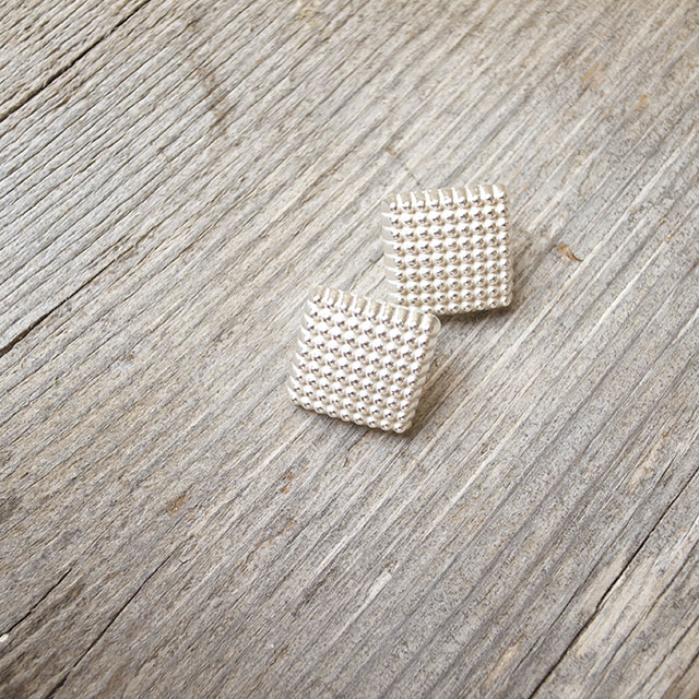 四角いメタルボタン