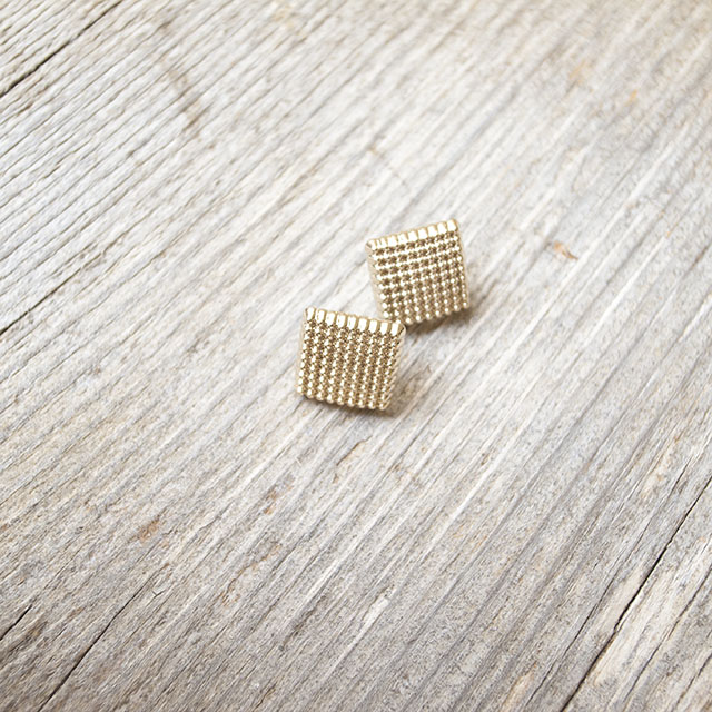 四角いメタルボタン