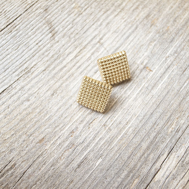 四角いメタルボタン