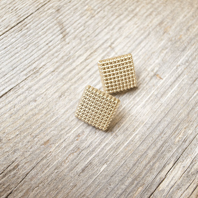 四角いメタルボタン