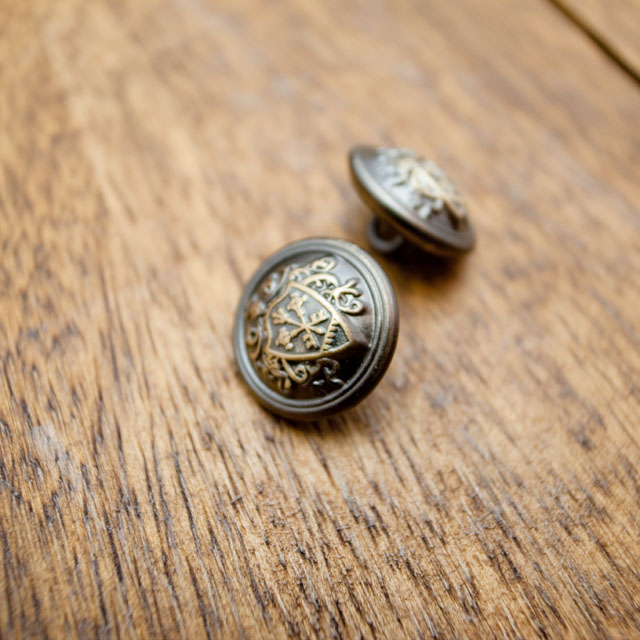 【丸型(エンブレムボタン)】真鍮ボタン#DM108 1穴15mm　C/#GBM