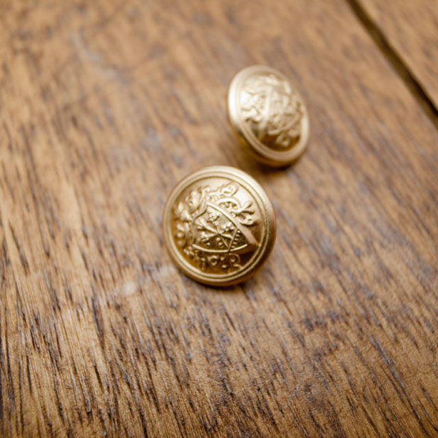 【丸型(エンブレムボタン)】メタル（真鍮）ボタン#DM108 1穴15mm C/#LGM　ゴールド