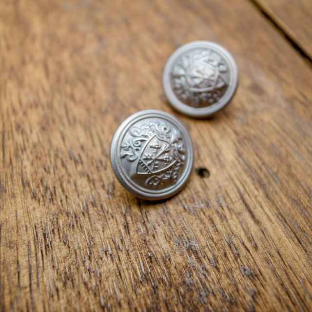 【丸型(エンブレムボタン)】メタル（真鍮）ボタン#DM108 1穴15mm C/#SM　シルバー