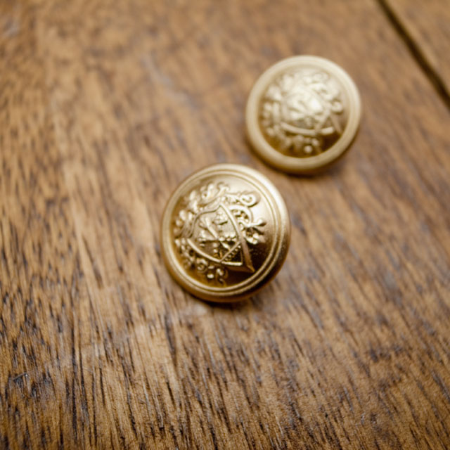 【丸型(エンブレムボタン)】メタル（真鍮）ボタン#DM108 1穴18mm C/#LGM　ゴールド