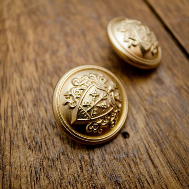 【丸型(エンブレムボタン)】メタル（真鍮）ボタン#DM108 1穴25mm C/#LGM　ゴールド