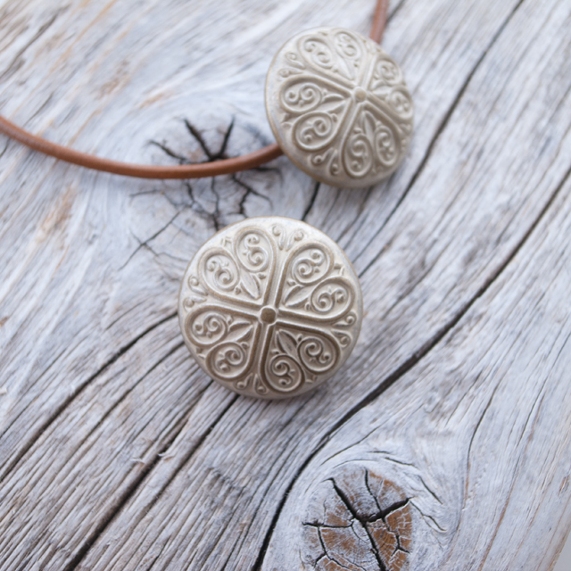 コンチョボタン