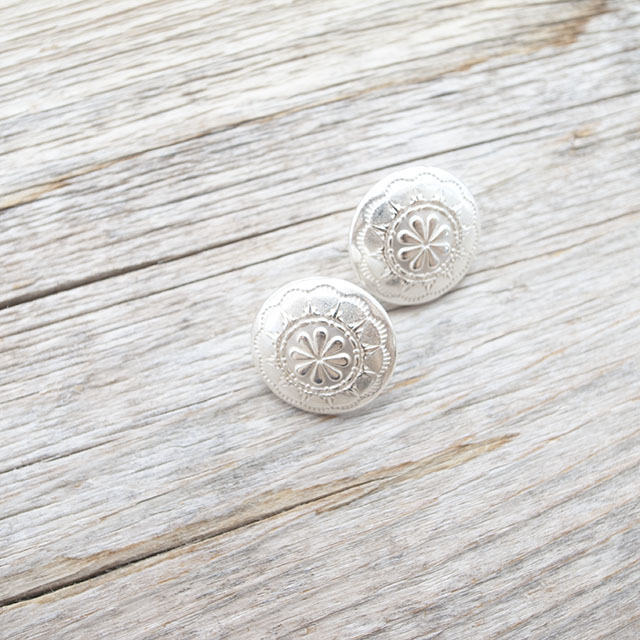 コンチョボタン