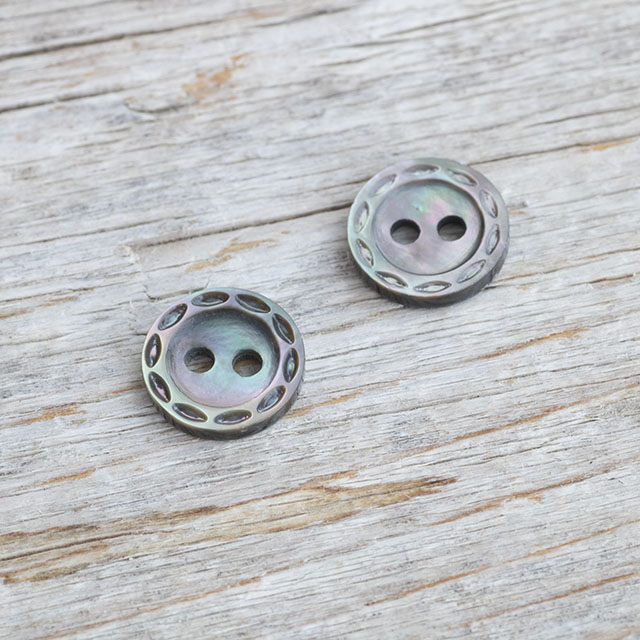 【丸型(デザイン ステッチ)】黒蝶貝ボタン#bt036 2穴10mm