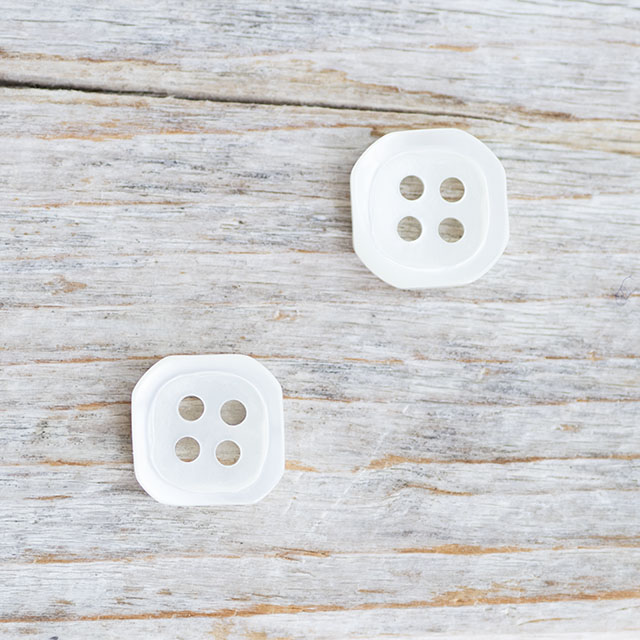 【四角いボタン】高瀬貝ボタン#bt039 4穴13mm