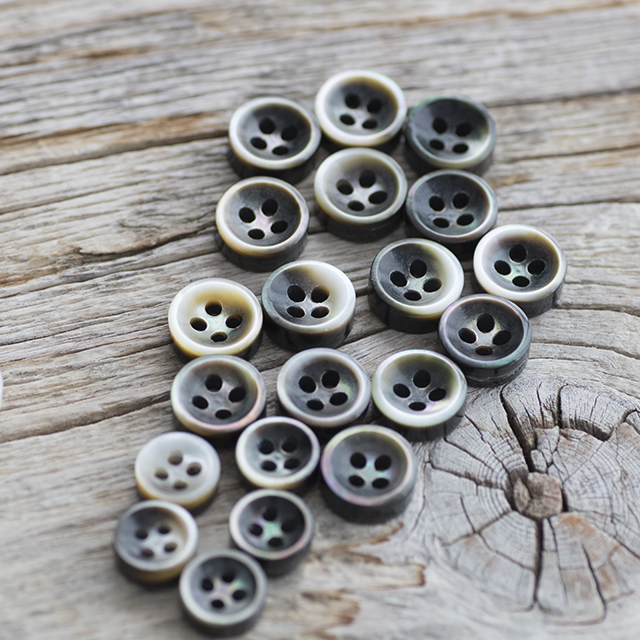 【厚みのあるボタン(シャツ用 4mm厚)】黒蝶貝ボタン#bt131 4穴9mm5個&10mm15個セット【10%OFF】