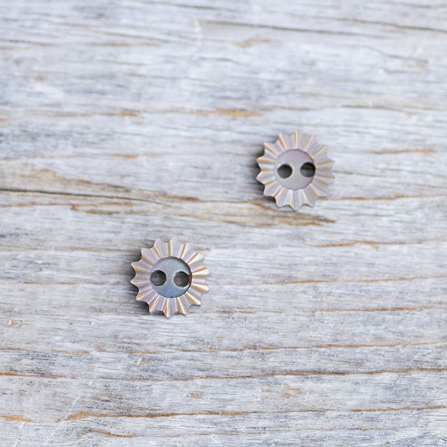 【shooting star 流れ星ボタン】茶蝶貝 貝ボタン#bt134 2穴9mm