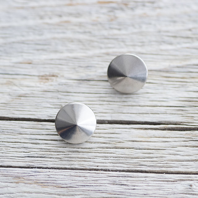 スタッズボタン