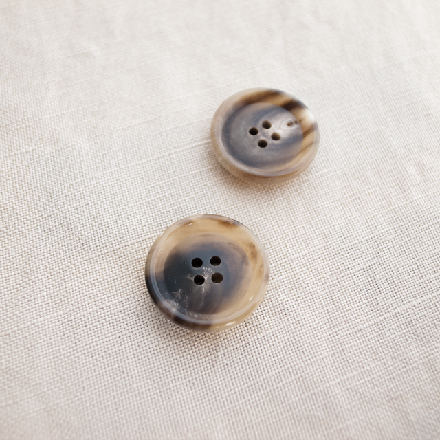 【厚みのある形(CORO)】本水牛ボタン#COROHORN 4穴19mm C/#MB【モカベージュ】