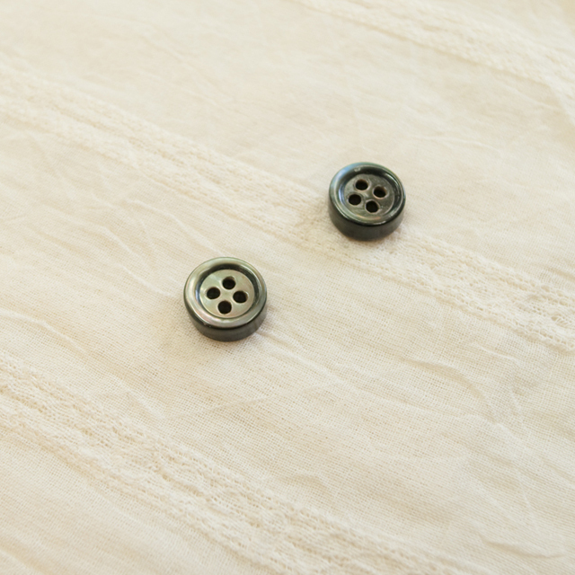 黒蝶貝 貝ボタン#00017 4穴10mm