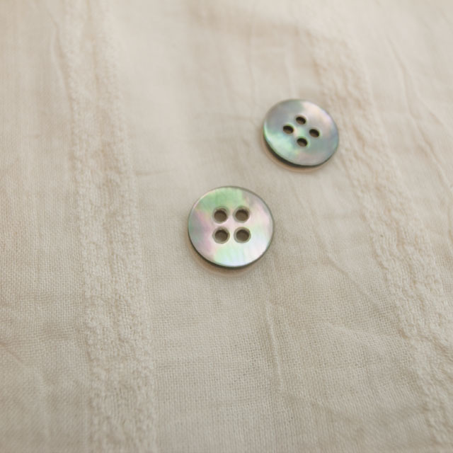 【丸型(定番)】黒蝶貝ボタン#00100 4穴11.5mm