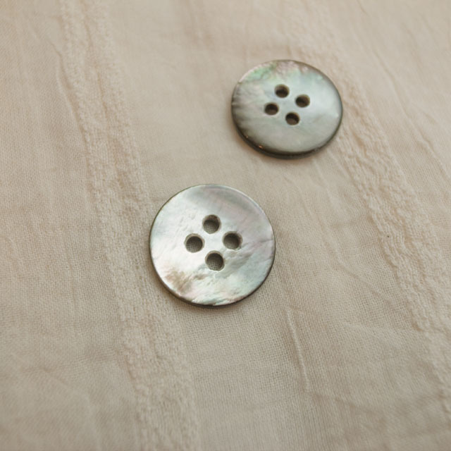 【丸型(定番)】黒蝶貝ボタン#00100 4穴18mm