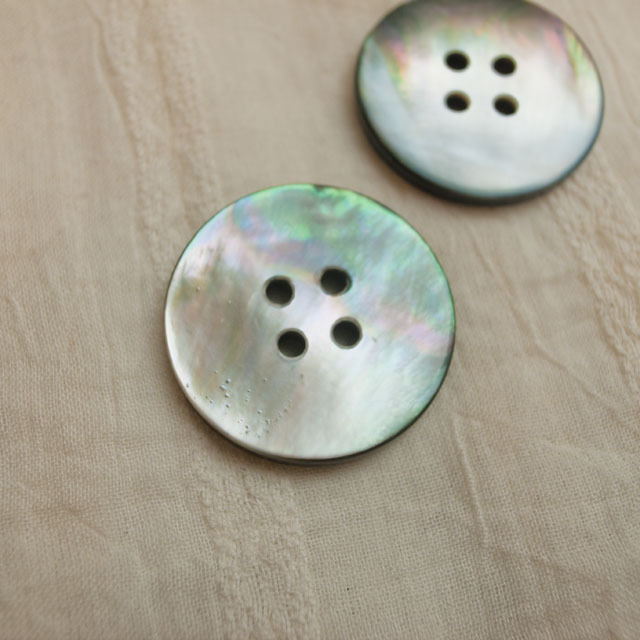 【丸型(定番)】黒蝶貝ボタン#00100 4穴25mm