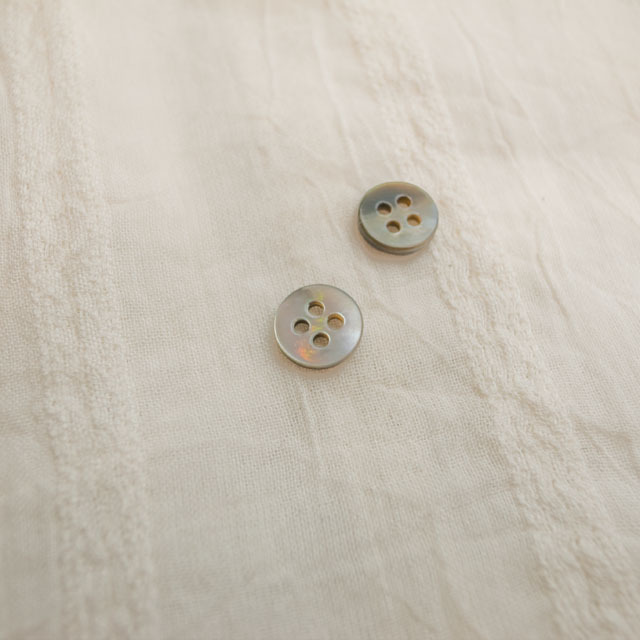 【丸型(定番)】黒蝶貝ボタン#00100 4穴9mm