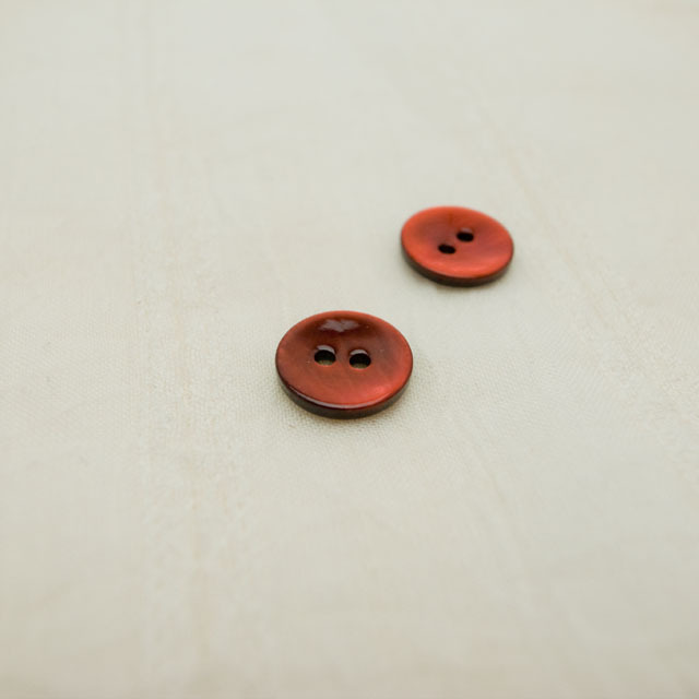 【丸型(染めボタン)】黒蝶貝　貝ボタン#00104 2穴11.5mm　C/#RED