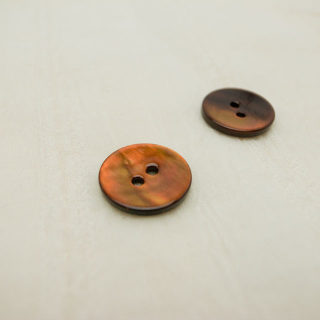 【丸型(染めボタン)】黒蝶貝　貝ボタン#00104 2穴15mm　C/#ORANGE