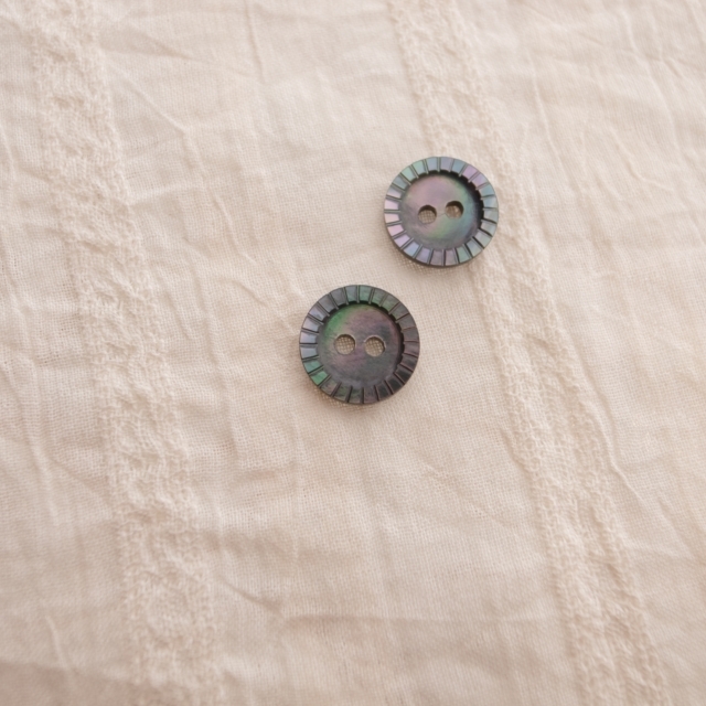 【丸型(定番 キザミ)】黒蝶貝ボタン#00180 2穴11.5mm